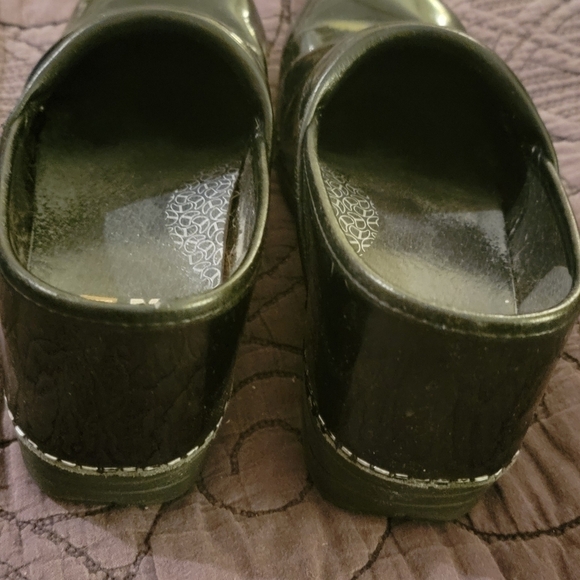 DANSKO XP 2.0 Black Patent Clog. Used, good condition. - Picture 3 of 5